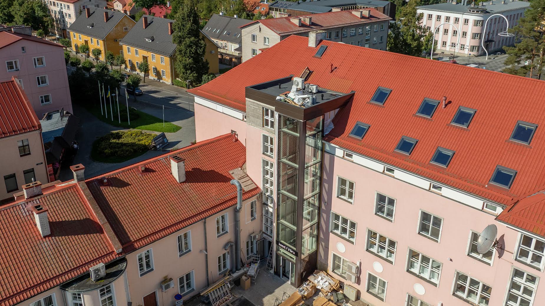 Avatav koolimaja sai lifti, aga mitte katusevaate
